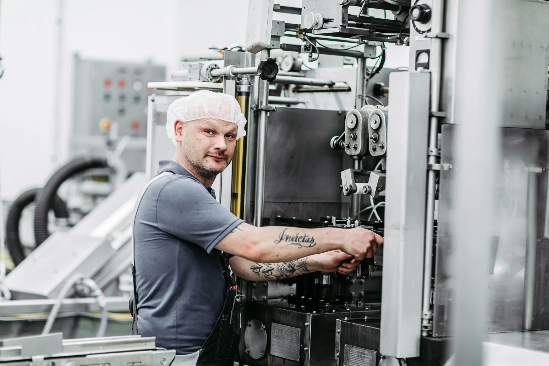 Mitarbeitende im Lager bei Rupp