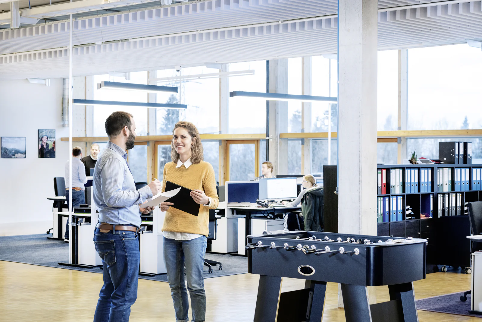 Rupp-Mitarbeitende im Austausch im Büro