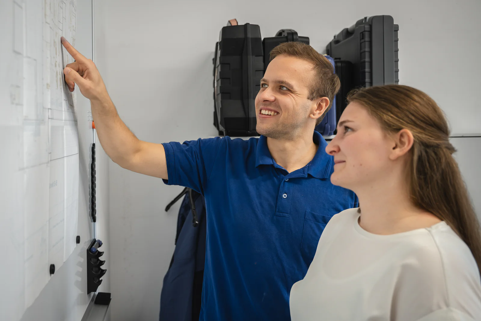 Technische Mitarbeitende von Rupp bei der Arbeitsplanung